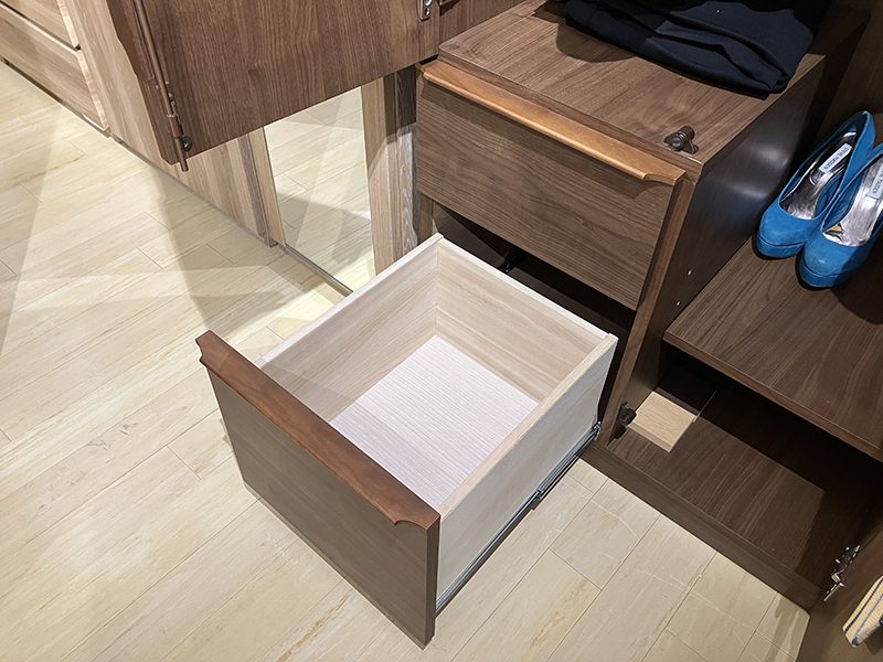 ジェノバ 80ワードローブ