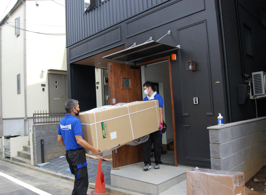 家具の搬入、玄関の写真