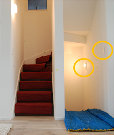 戸建ての階段の壁、照明やスイッチ類の写真